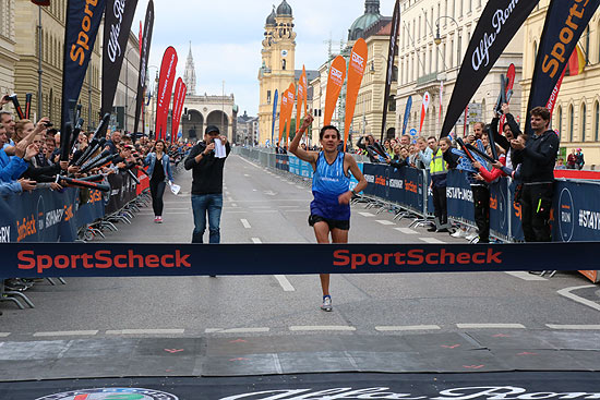 Ziel Halbmarathon beim Stadtlauf München 2018:  Luis Carlos Rivero (GUA) überquerte mit Streckenrekord als Sieger der Herren nach 01:09:11 Stunden die Ziellinie (©Foto: Martin Schmitz)